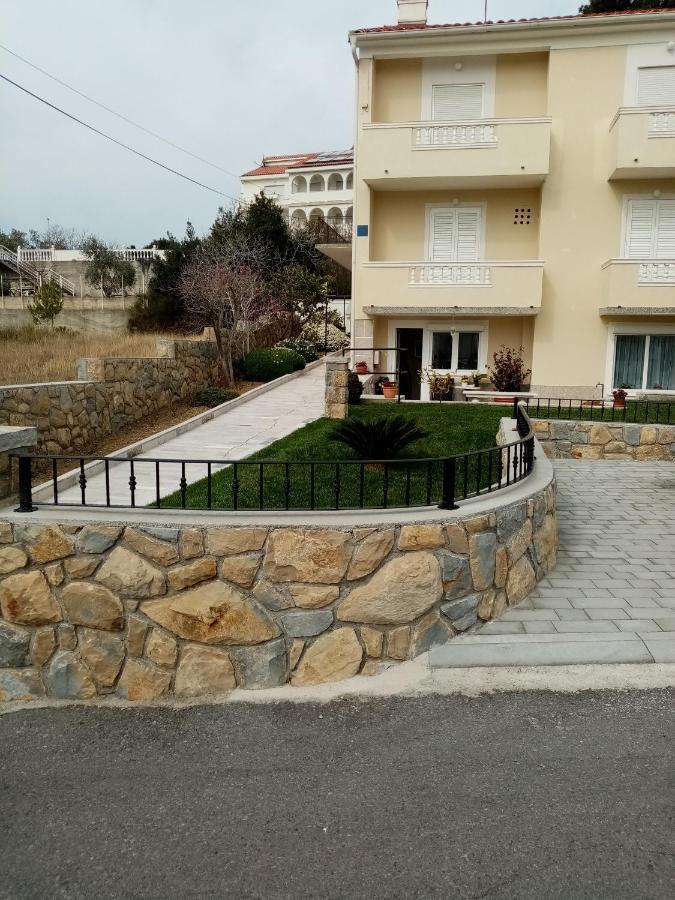 Apartment Branka Banjol Buitenkant foto