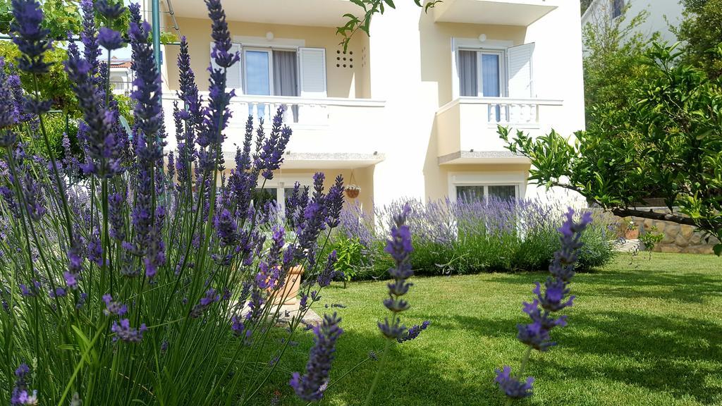 Apartment Branka Banjol Buitenkant foto