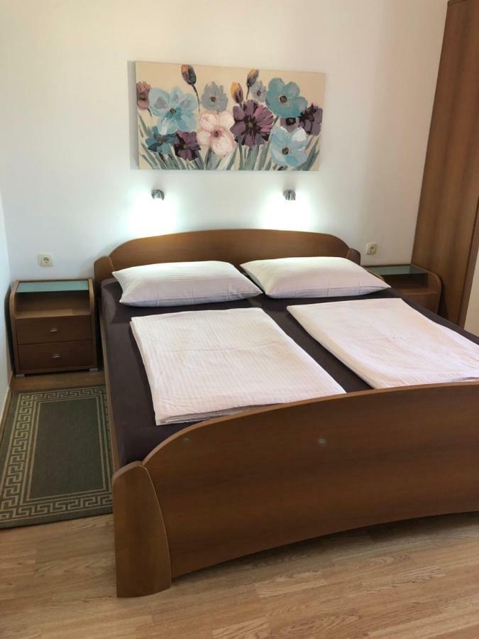 Apartment Branka Banjol Buitenkant foto