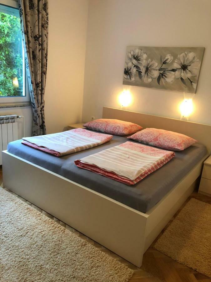 Apartment Branka Banjol Buitenkant foto